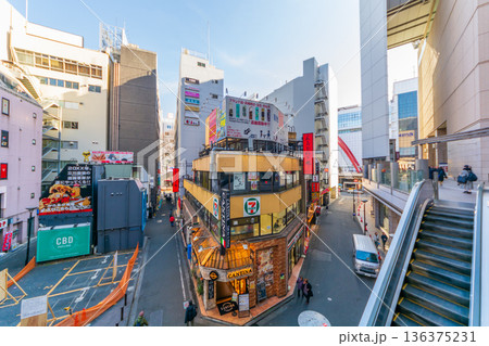 東京都の都市風景　ピタゴラス通り　立川駅北口路地街 136375231