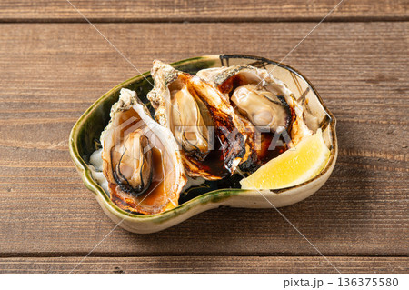 焼き牡蠣 香ばしく焼き上げた冬の海鮮和食料理 136375580