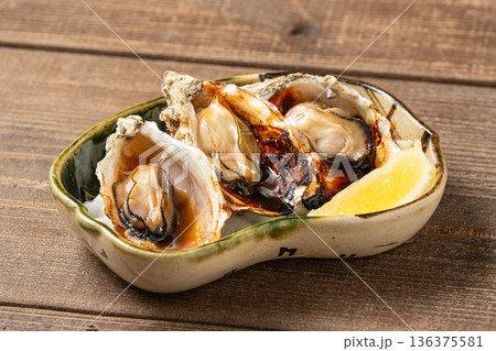 焼き牡蠣 香ばしく焼き上げた冬の海鮮和食料理 136375581