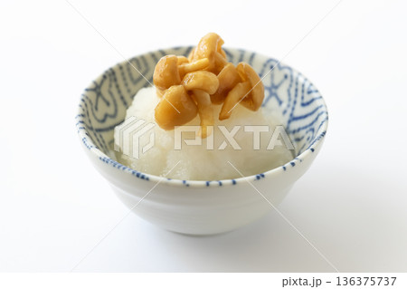 小鉢に入れたなめこおろし　白背景 136375737