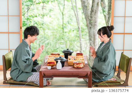 旅館で会席料理・食事を楽しむ夫婦・カップル(グルメ・部屋食・懐石料理・御膳・贅沢) 旅館で会席料理・食事を楽しむ夫婦・カップル(グルメ・部屋食・懐石料理・御膳・贅沢) 136375774