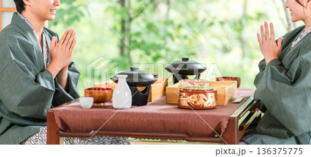 温泉旅館で会席料理を楽しむ夫婦・カップル（部屋食・懐石料理・御膳・贅沢） 136375775
