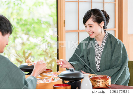 旅館で会席料理・食事を楽しむ夫婦・カップル(グルメ・部屋食・懐石料理・御膳・贅沢) 旅館で会席料理・食事を楽しむ夫婦・カップル(グルメ・部屋食・懐石料理・御膳・贅沢) 136375922