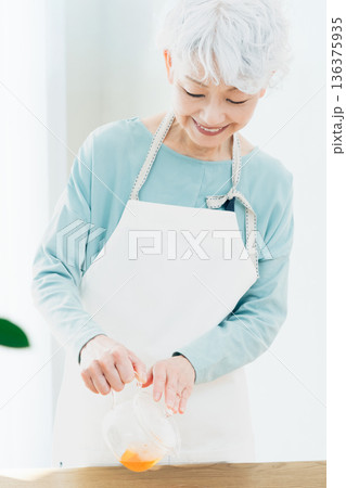ティータイムの準備をするシニア女性 ティータイムの準備をするシニア女性 136375935