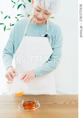 ティータイムの準備をするシニア女性 136375936