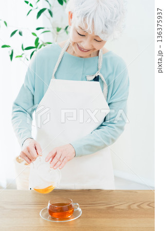ティータイムの準備をするシニア女性 136375937