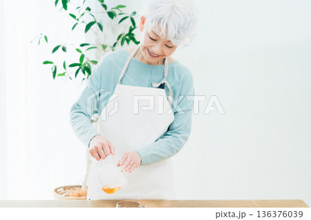 ティータイムの準備をするシニア女性 ティータイムの準備をするシニア女性 136376039