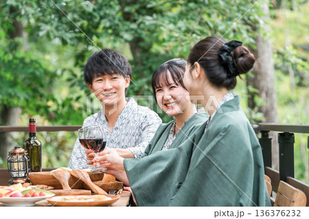 旅館・温泉旅館に遊びに来た若い男女(社員旅行・トラベル) 旅館・温泉旅館に遊びに来た若い男女(社員旅行・トラベル) 136376232