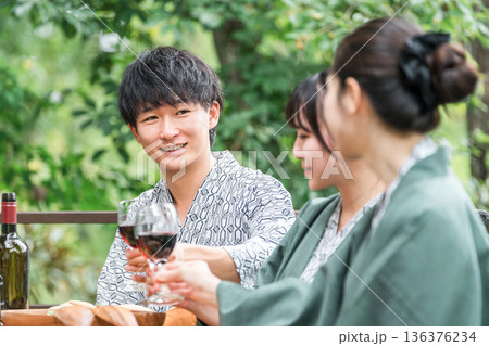 旅館・温泉旅館に遊びに来た若い男女(社員旅行・トラベル) 旅館・温泉旅館に遊びに来た若い男女(社員旅行・トラベル) 136376234