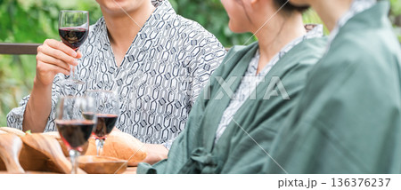 ワインで乾杯する旅館・温泉旅館に遊びに来た浴衣姿の若い男女（社員旅行・トラベル） 136376237
