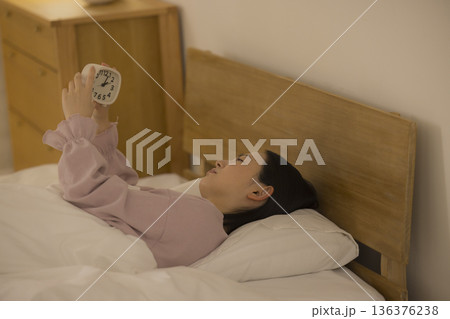 ベッドでスマホを見る女性 136376238