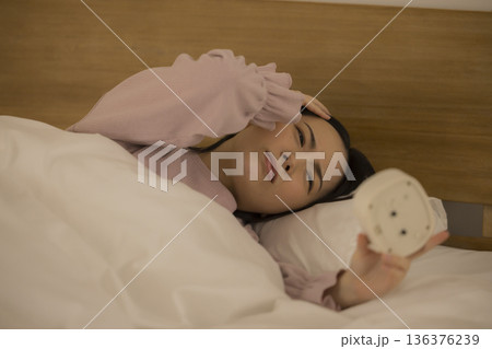 ベッドでスマホを見る女性 136376239