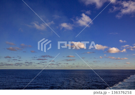 タスマン海 136376258