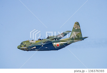 上空を飛ぶプロペラ機 136376393