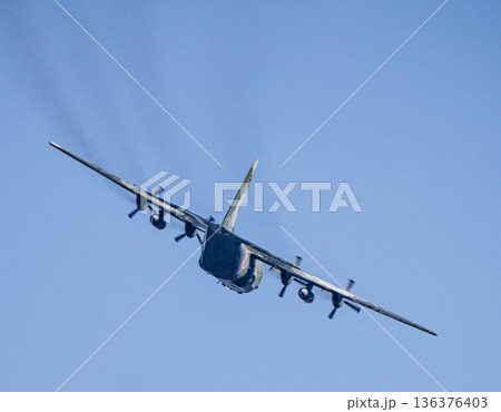 上空を飛ぶプロペラ機 上空を飛ぶプロペラ機 136376403
