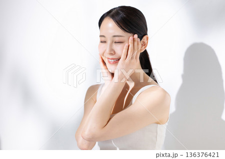 スキンケアをする女性 スキンケアをする女性 136376421