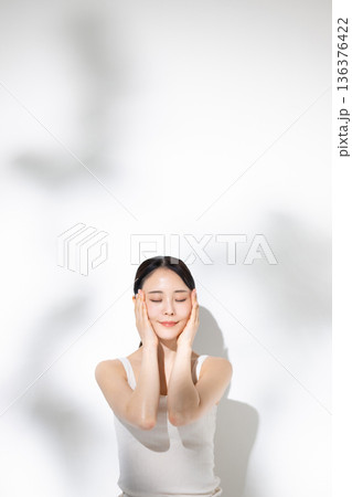 スキンケアをする女性 136376422