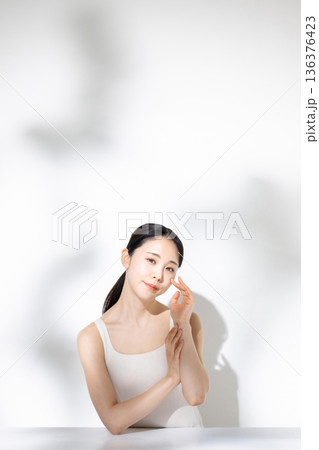 スキンケアをする女性 スキンケアをする女性 136376423