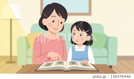 親子で紡ぐ思い出、アルバムを囲む温かいひととき 136376446