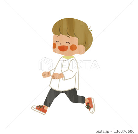 笑顔で走っている男の子-ガッシュ 136376606