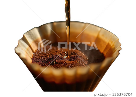 ドリップコーヒーにお湯を注ぐ 136376704