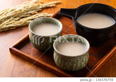 甘酒を飲む 136376759