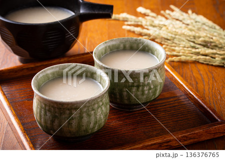 甘酒を飲む 136376765