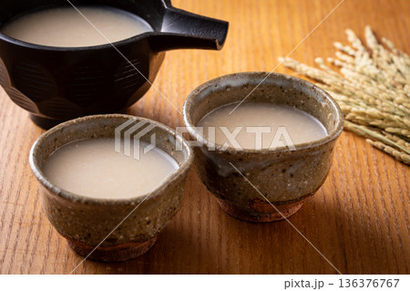 甘酒を飲む 甘酒を飲む 136376767