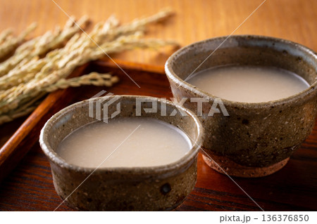 甘酒を飲む 甘酒を飲む 136376850