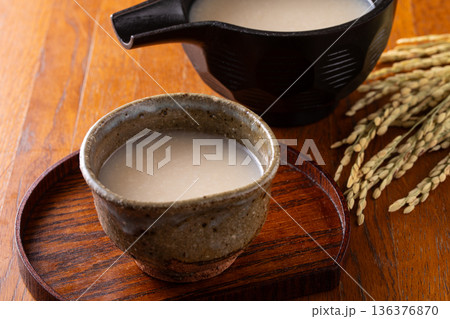 甘酒を飲む 136376870