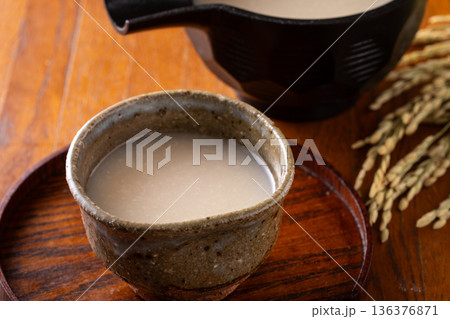 甘酒を飲む 136376871