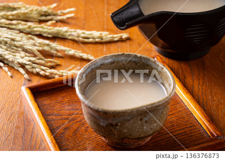 甘酒を飲む 甘酒を飲む 136376873