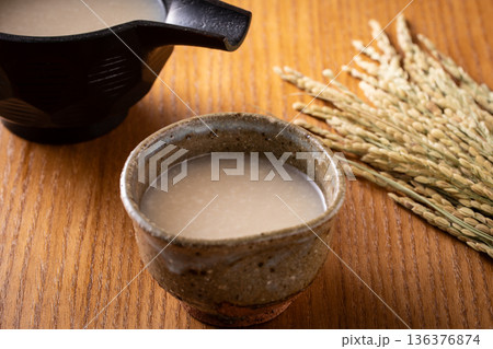 甘酒を飲む 136376874