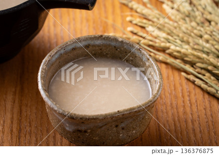 甘酒を飲む 甘酒を飲む 136376875