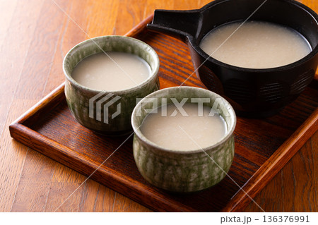 甘酒を飲む 甘酒を飲む 136376991