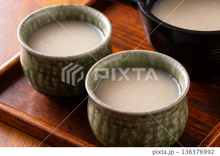 甘酒を飲む 136376992