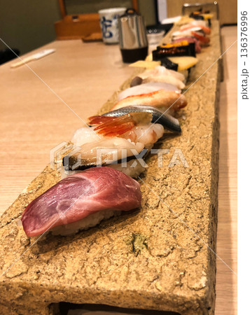 おいしい握り寿司 136376996