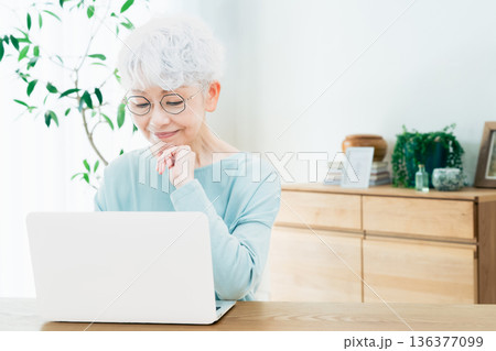 自宅でパソコンを操作するシニア女性 136377099
