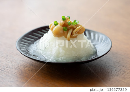 黒い皿に乗せたなめこおろし 黒い皿に乗せたなめこおろし 136377229