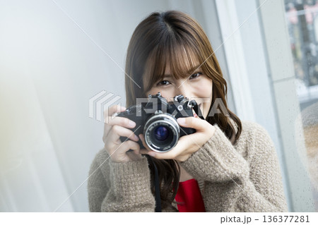 一眼レフカメラで写真を撮る若い女性 136377281