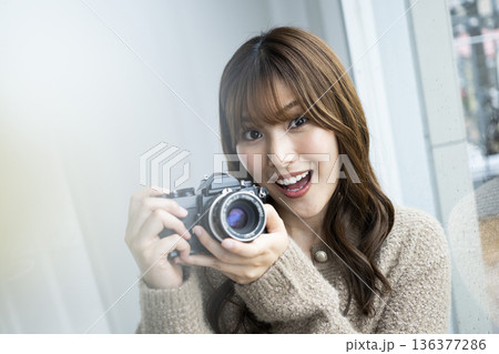 一眼レフカメラで写真を撮る若い女性 136377286