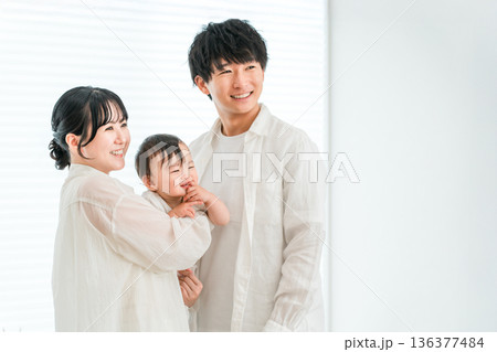 家で赤ちゃんを抱っこする若いアジア人夫婦,ファミリー,親子,家族 家で赤ちゃんを抱っこする若いアジア人夫婦,ファミリー,親子,家族 136377484