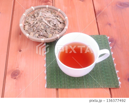 グアバ茶と茶葉 グアバ茶と茶葉 136377492