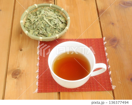 グアバ茶と茶葉 グアバ茶と茶葉 136377494