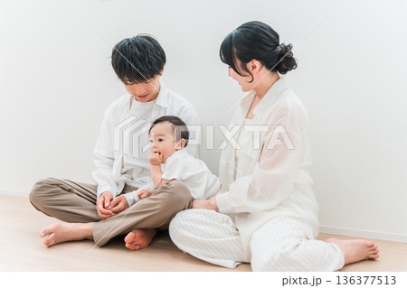 リビングで子供赤ちゃんと遊ぶ親子,家族,ファミリー,夫婦 リビングで子供赤ちゃんと遊ぶ親子,家族,ファミリー,夫婦 136377513