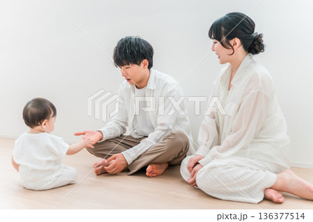 リビングで子供赤ちゃんと遊ぶ親子,家族,ファミリー,夫婦 リビングで子供赤ちゃんと遊ぶ親子,家族,ファミリー,夫婦 136377514