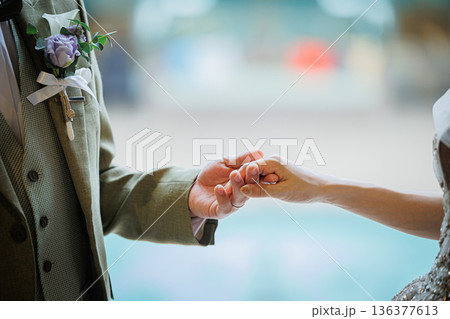 バージンロードで握手する結婚式のイメージ画像 136377613