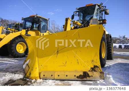 除雪作業に従事する重機 136377648
