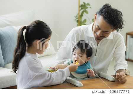 リビングでくつろぐ親子　 136377771