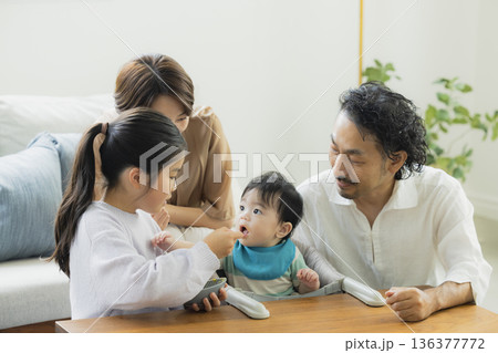 リビングでくつろぐ親子 リビングでくつろぐ親子 136377772